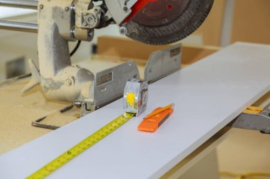 Ahşap arka plan üzerinde inşaat araçları. Düzeyinde, tornavida veya matkap,