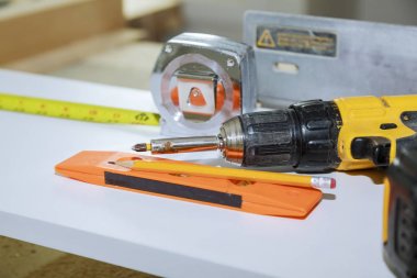 İnşaat araçları ile ahşap masa üzerinde blueprint