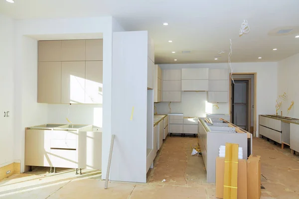 Installation av kök montering hylla inuti köksskåp — Stockfoto