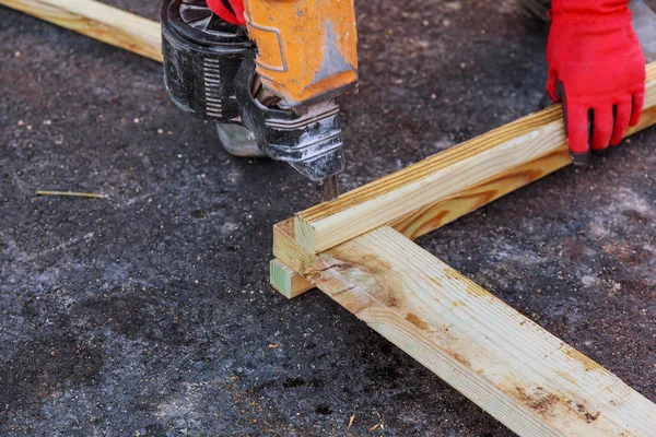 Mužské dodavatel pracuje s dřevěné prkno a fréza na podlaze — Stock fotografie