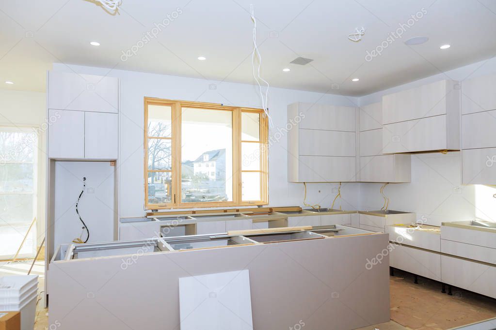 Küchenschrank mit Spanplatten Regale bei geöffneter Tür auf dem