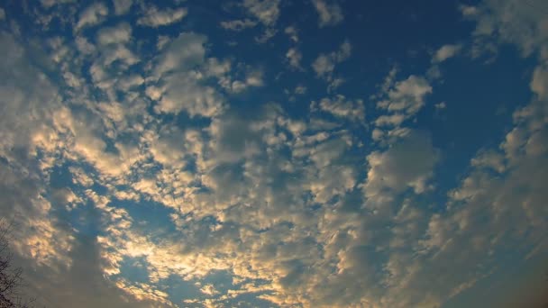Luchtfoto pan schot over wolken tijdens de prachtige zonsondergang — Stockvideo