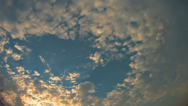 Kumulus naplemente felhők napnyugtakor — Stock videók
