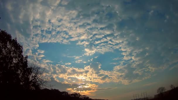 Zachód słońca niebo z wielobarwnych chmur — Wideo stockowe