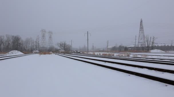 Cruce ferroviario cubierto de nieve — Vídeo de stock