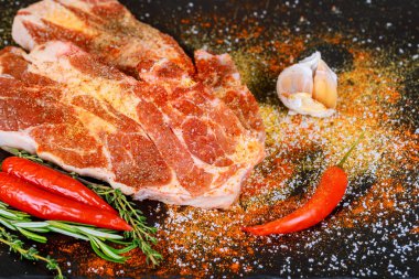 Baharat ile ham sığır eti biftek