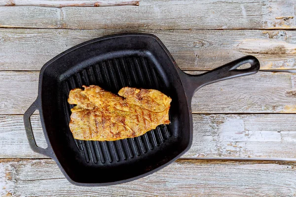 Filete de ternera frito en una sartén . —  Fotos de Stock