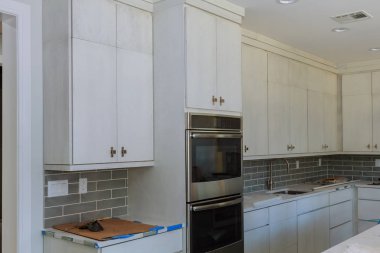 Mutfak dolapları yükleme kör köşe dolap, ada çekmeceler ve yüklü counter dolapları