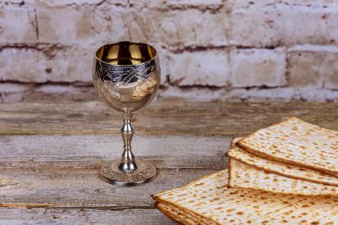 Yahudi Matzah matzah ile süslenmiş gümüş şarap Kupası, Pesah Pesach tatil için Yahudi sembolleri. Fısıh kavramı.