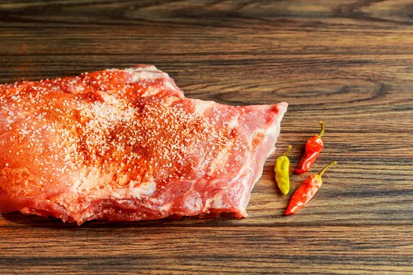 Close Van Smakelijk Sappig Gebakken Varkensvlees Rib Houten Snijplank Met — Stockfoto