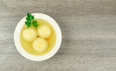 bir tas çorba Matzah topları