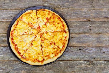 Pizza restoran menü - sosis ve biber lezzetli baharatlı Pizza. Pizza rustik ahşap masa üzerinde