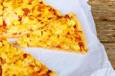 Pizza ürün yelpazesine biberli salam pastırma domates üzerinde Mozzarella dört peynirli