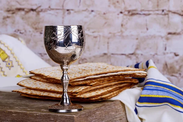 Jüdische Feiertage Pessach Matza und ein silberner Becher voll Wein mit traditionellem Segen — Stockfoto