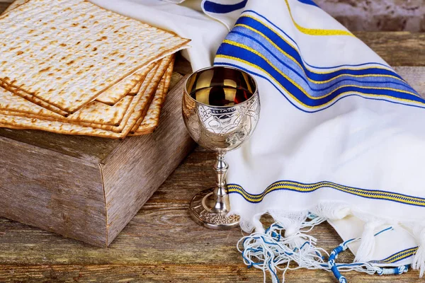 Натюрморт с вином и еврейским пасхальным хлебом — стоковое фото