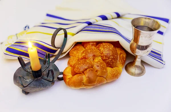 Shabbat-Image. Challahbrot, Wein und Kerzenlichter auf Holztisch. — Stockfoto