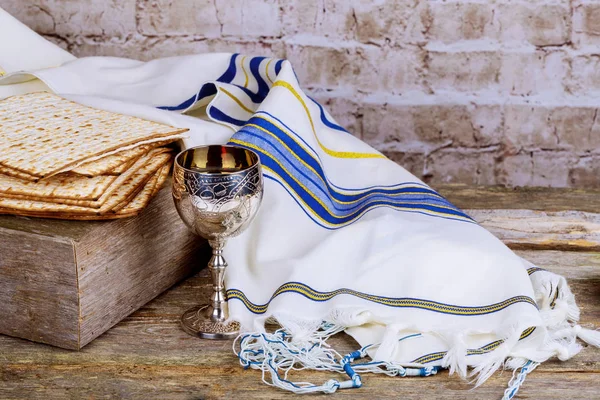 Matzot and red wine -symbols of Passover — Stock Photo, Image