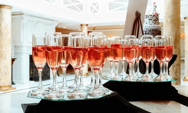 Champagne glazen met een grote scherptediepte — Stockfoto