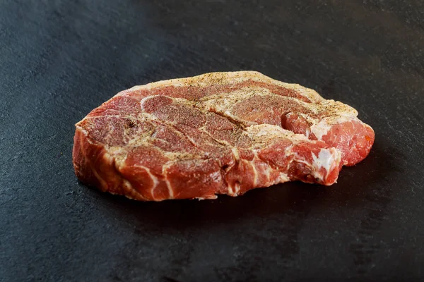 新鮮な生の肉。赤身の肉のグリルやバーベキューを調理する準備ができての全体の作品。背景黒い黒板 — ストック写真