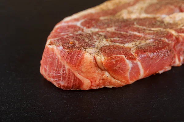 Verse rauwe Prime Black Angus Rib Eye biefstuk op stenen achtergrond. — Stockfoto