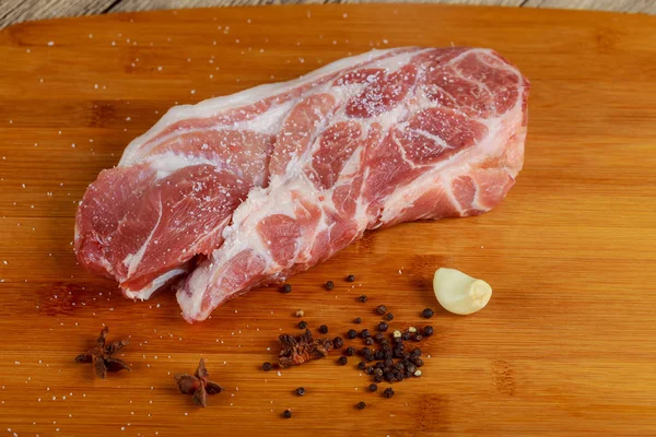 Taze çiğ Prime Angus sığır eti biftek ahşap tahta üzerinde: bonfile, Striploin, kaburga