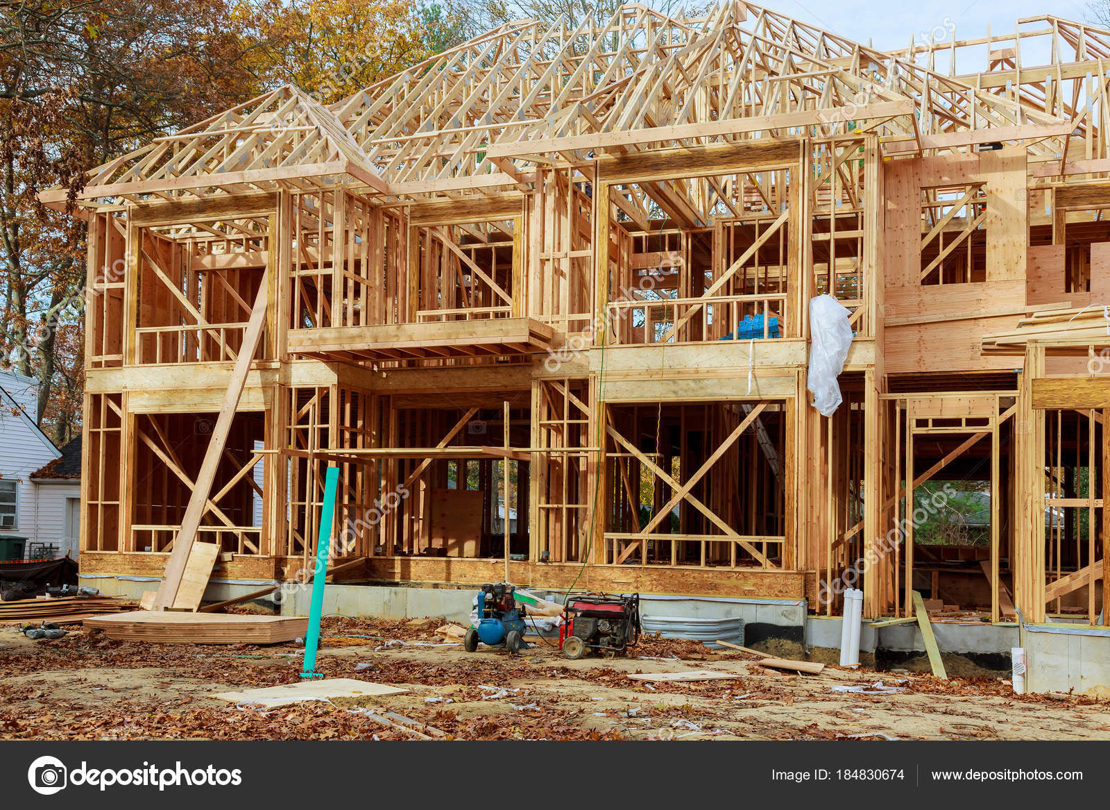 House New Wood Roofing Single Family Home Construction Building New Stock Photo by ©photovs