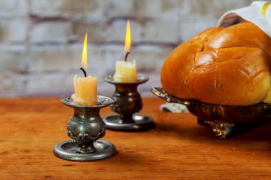 Shabbat Shalom - geleneksel Yahudi ritüel challah ekmek,