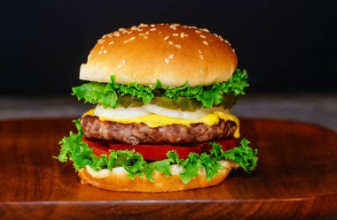 Lezzetli taze hamburger o ahşap tahta kapatın