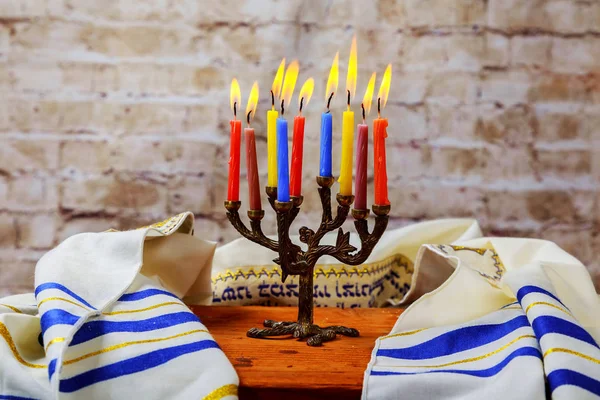 Hanuka menorah con velas encendidas . — Foto de Stock