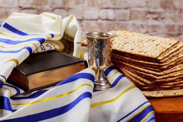 Pesah 庆祝犹太逾越节假日。传统书与文本在希伯来语: 逾越节法典 — 图库照片