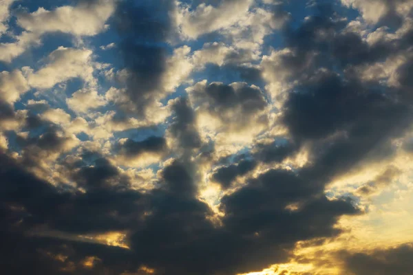 Cielo Nubes Atardecer Sobre Cielo Rosa Sol Naciente —  Fotos de Stock