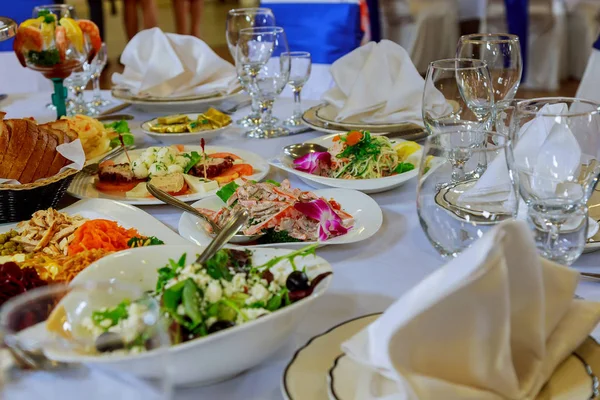 Conjunto de mesa para la boda u otra cena de evento abastecido — Foto de Stock