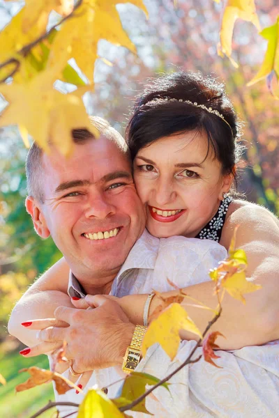 Hermosa pareja enamorada en un paseo por el bosque de otoño — Foto de Stock