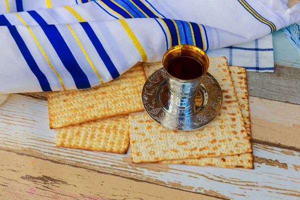 Πέσαχ ακόμα-ζωή με κρασί και matzoh ψωμί εβραϊκό Πάσχα — Φωτογραφία Αρχείου