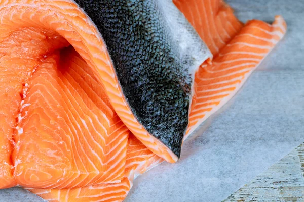 Вид зверху на смачну порцію сирого філе лосося з ароматичними травами, спеціями та лимоном . — стокове фото