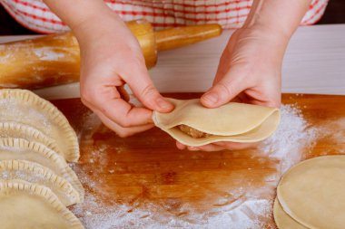 Chebureks, etli çiğ pasties