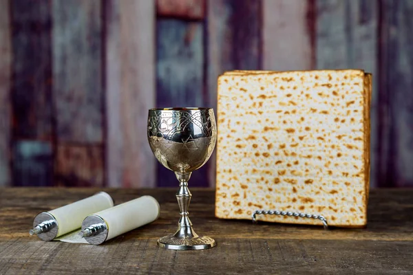 Natureza morta com vinho e pão de páscoa judaico matzoh — Fotografia de Stock
