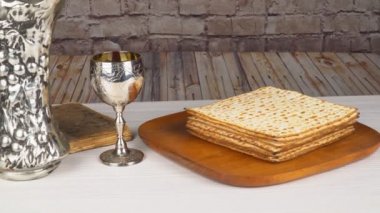 Fısıh seder tabağı yedinci sembolik madde üzerinde Yahudilerin hamursuz bayramı seder yemeği sırasında kullanılan ile.