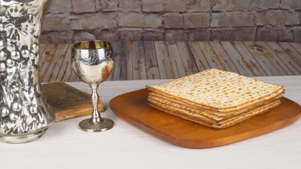 逾越节家宴板与该项在逾越节的筵席犹太节日家宴餐过程中使用的第七届的象征. — 图库视频影像