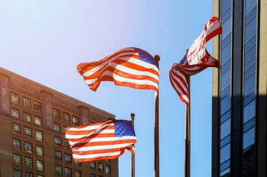 Parlak mavi gökyüzü gökyüzü ve gökdelenler karşı Amerikan bayrağı karşı Amerikan bayrağı