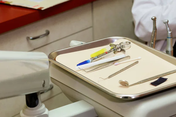 Diferentes instrumentos y herramientas dentales en un consultorio de dentistas. —  Fotos de Stock