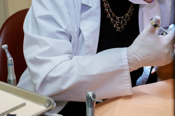 Руки стоматолога з інструментами в роті пацієнта. крупним планом . — стокове фото