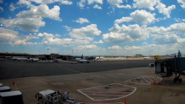 Newark, Nj -30 srpen 2017 - letadla od United Airlines Ua na letiště Newark Liberty International Ewr New Jersey. — Stock video