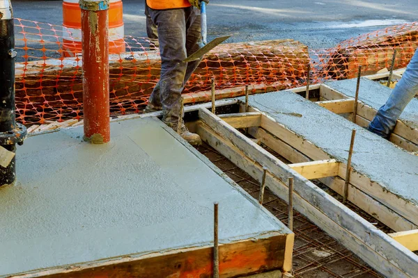 Trabajadores de la construcción nivelando pavimento de hormigón. verter pavimento de hormigón —  Fotos de Stock