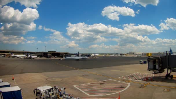 Newark, Nj -30 srpen 2017 - letouny z Ua United Airlines na Ewr mezinárodní letiště Newark Liberty v New Jersey. Newark Liberty je centrem pro United. — Stock video