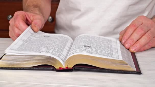 Hombre leyendo la Biblia en la iglesia . — Vídeos de Stock