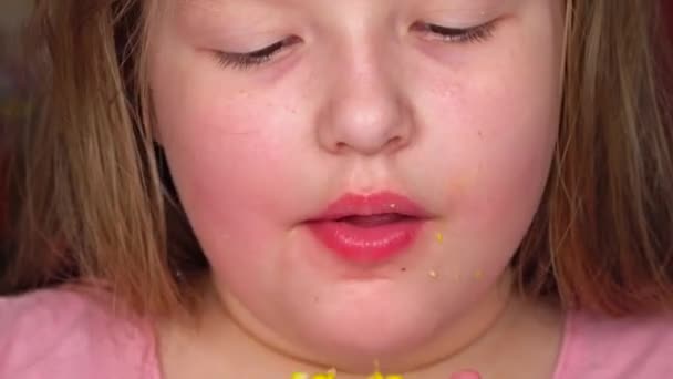 Αστεία κοπέλα που τρώει ένα βρασμένο καλαμπόκι. — Αρχείο Βίντεο