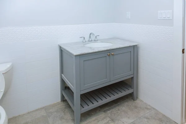 Ljusa utrymme vita badrum med handfat, bidé och en skål — Stockfoto