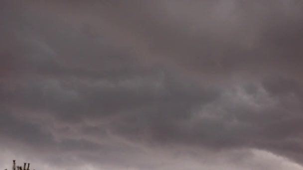 Kara uğursuz gri fırtına bulutları. Dramatik bir gökyüzü. Kara fırtınalı bulutlarda aydınlatma — Stok video