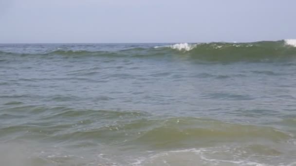 Onda azul vazia do oceano Bater em câmera lenta — Vídeo de Stock